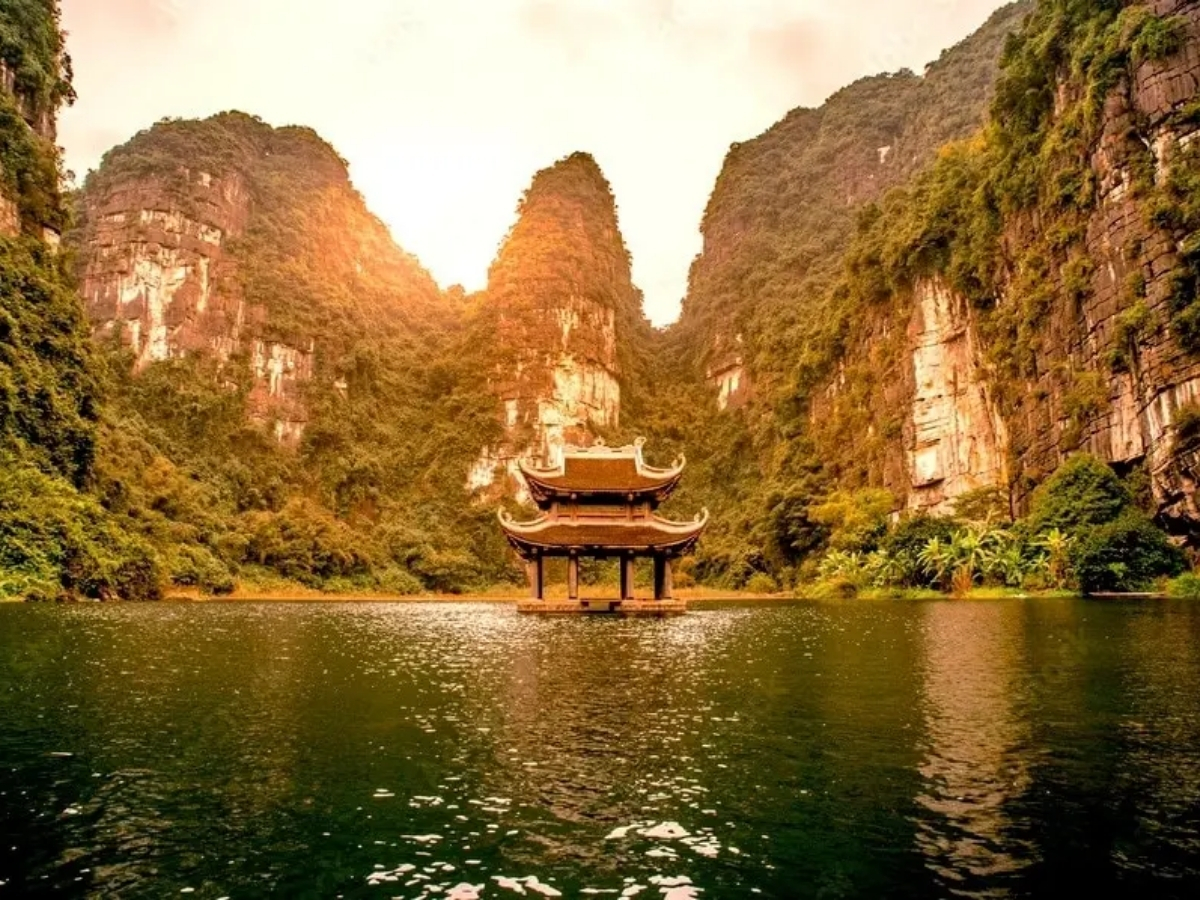 Ngôi chùa cổ soi bóng trên mặt hồ tạo nên khung cảnh huyền ảo.
