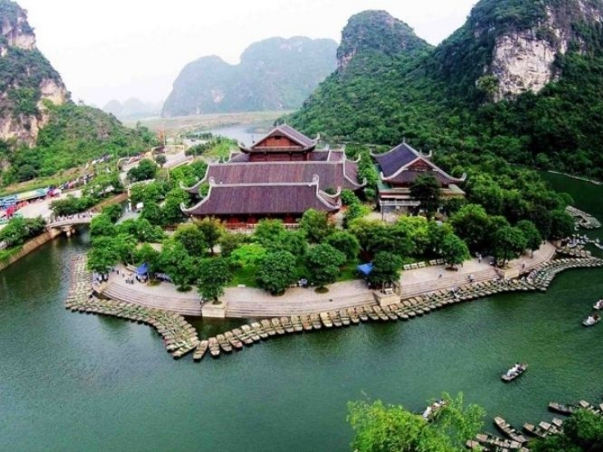 Quần thể chùa nằm giữa sông nước và núi đá xanh mát.