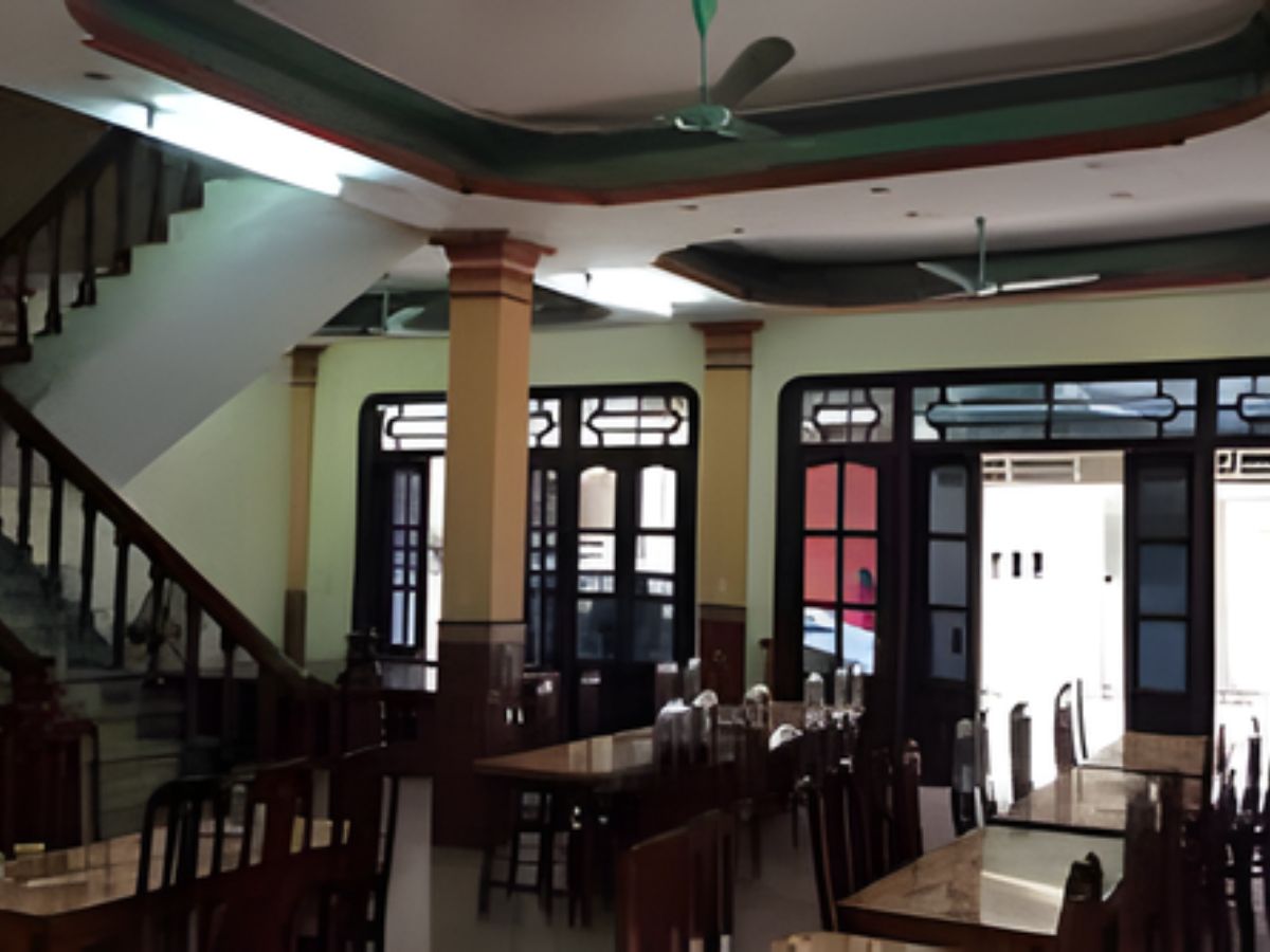 Không gian bên trong nhà hàng Đức Dê Ninh Bình.