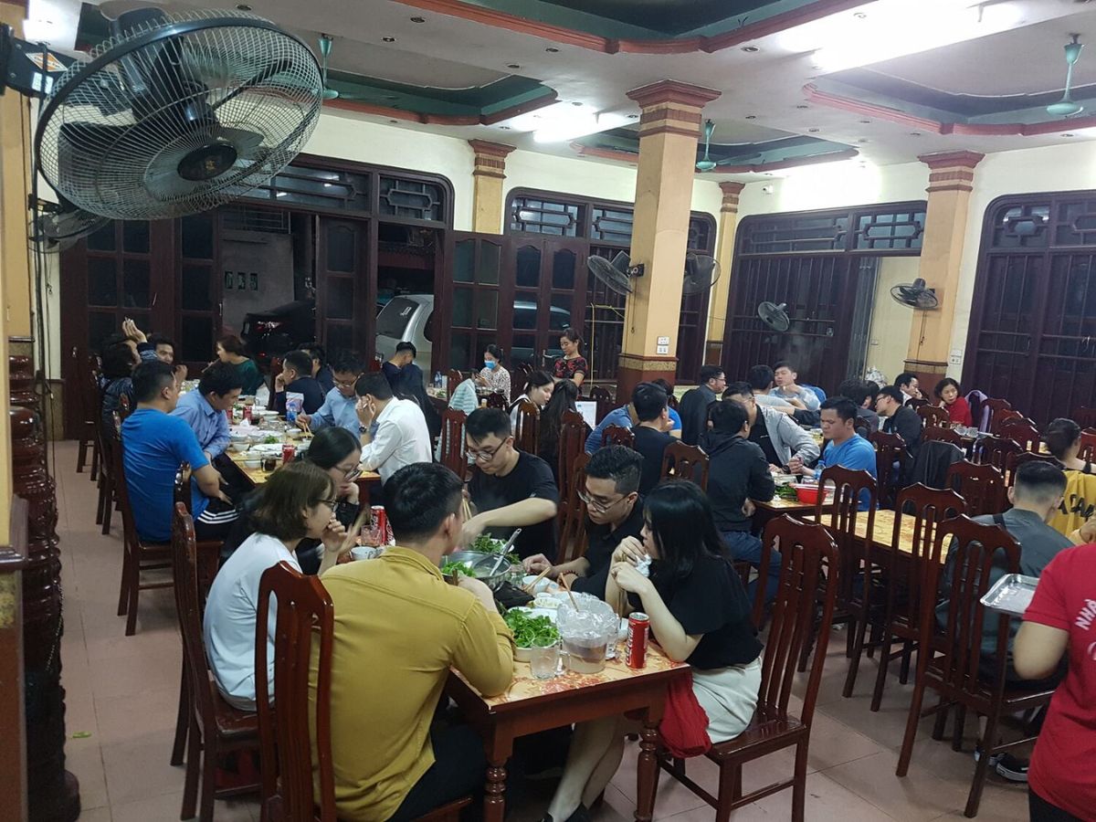 Quán rất đông khách, cả dân địa phương và du khách phương xa.