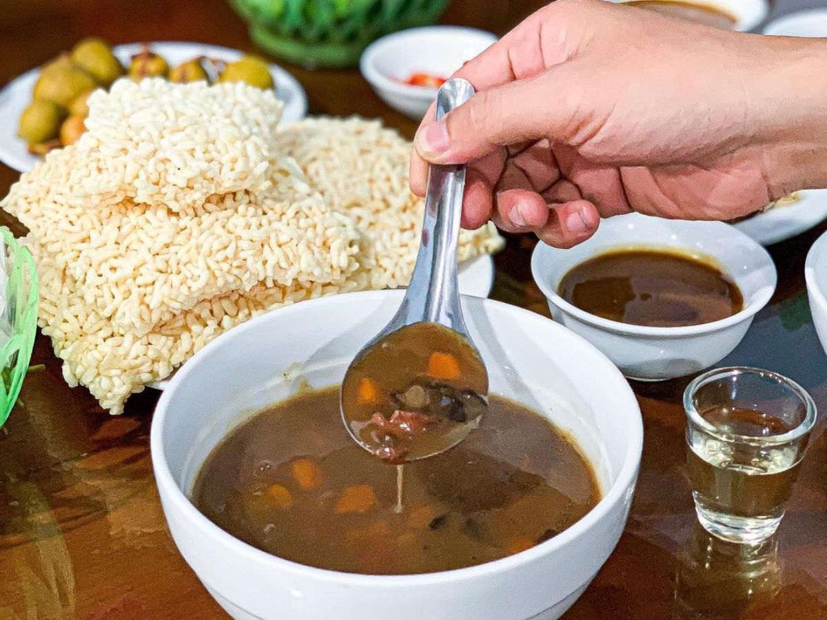 Cơm cháy giòn ngon chấm với nước sốt thì khỏi bàn.