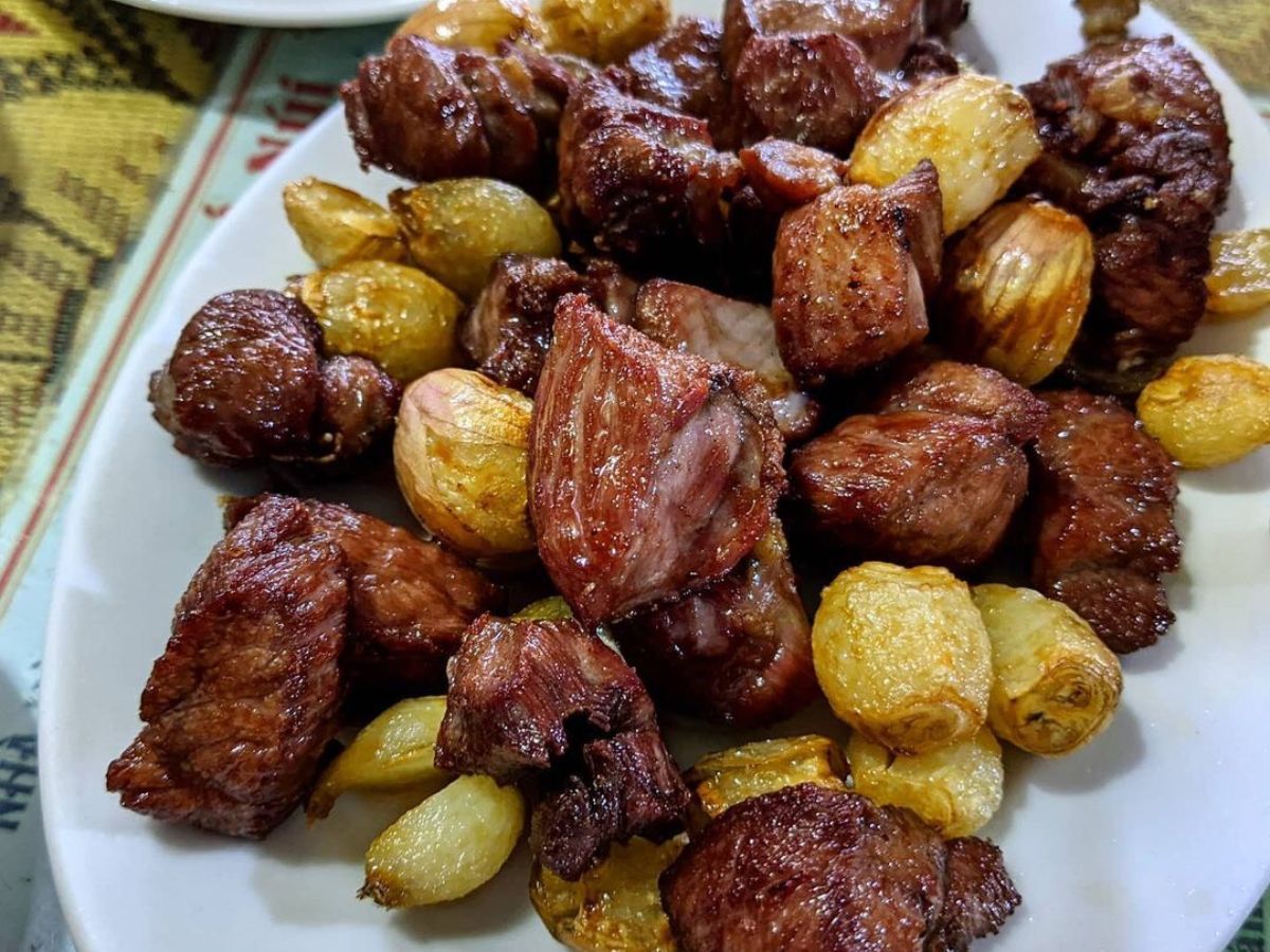 Dê áp chảo vàng ươm.