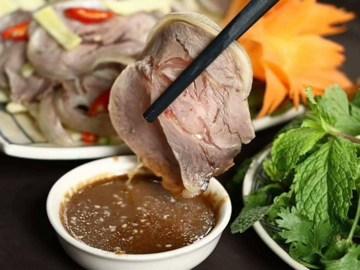 Thịt dê núi tại nhà hàng Thăng Long luôn tươi mới và được chế biến mềm, thấm vị, làm hài lòng nhiều thực khách. 