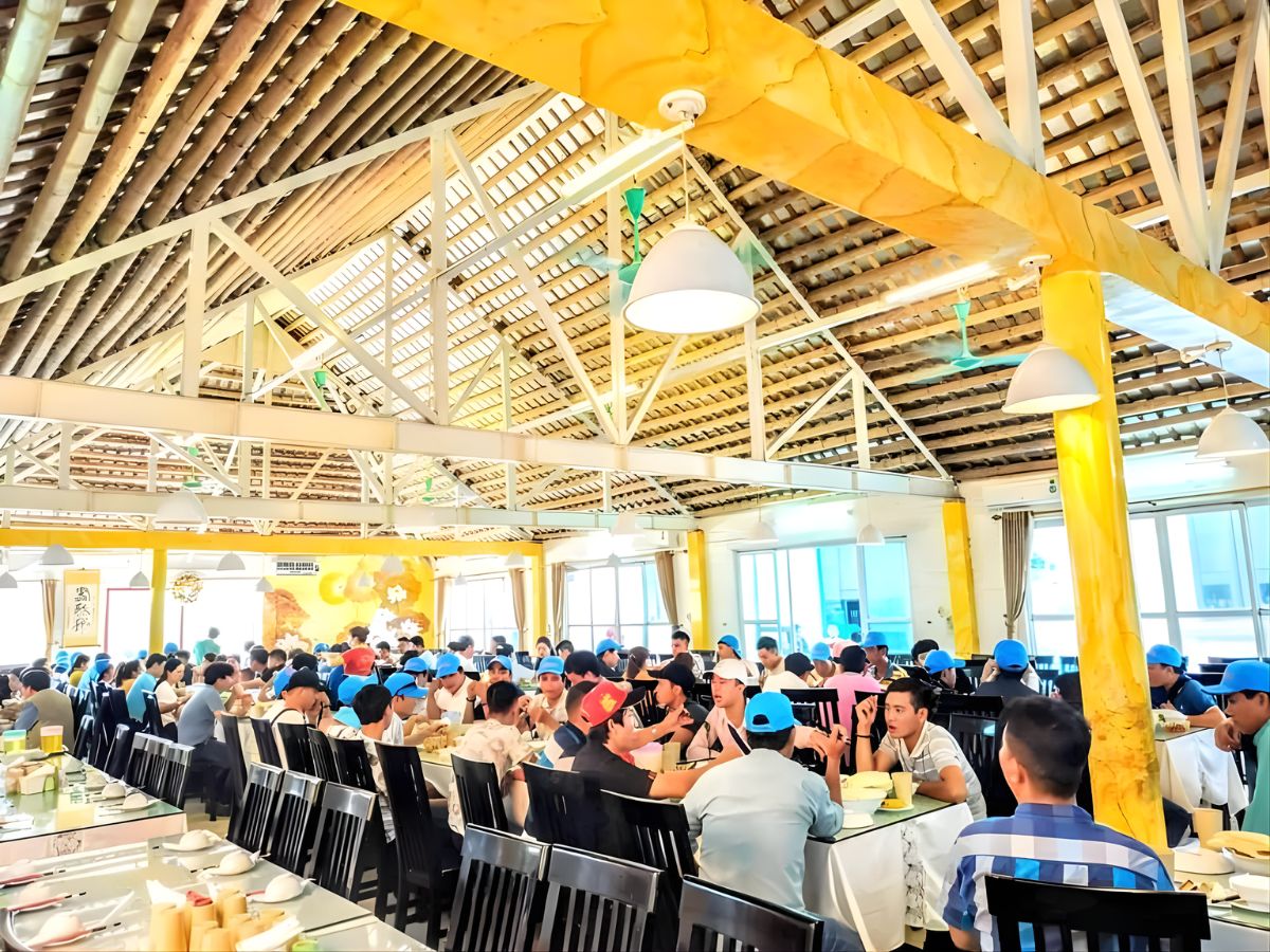 Với kiến trúc được thiết kế sao cho không khí thoáng mát, tạo cảm giác thoải mái cho thực khách. Vì vậy mà nhà hàng Thăng Long thường được các công ty du lịch đặt ăn cho khách đoàn. &nbsp;
