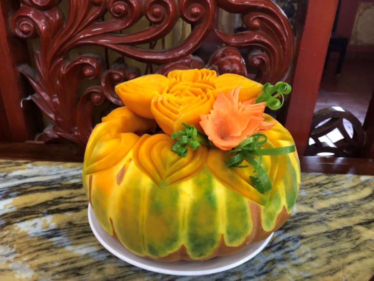 Ẩm thực cung đình tại nhà hàng Ngọc Minh nổi tiếng từ sự chu đáo, tỉ mỉ ngay cả trong cách trang trí món ăn, tạo sự thích thú cho thực khách khi thức ăn được mang lên. 