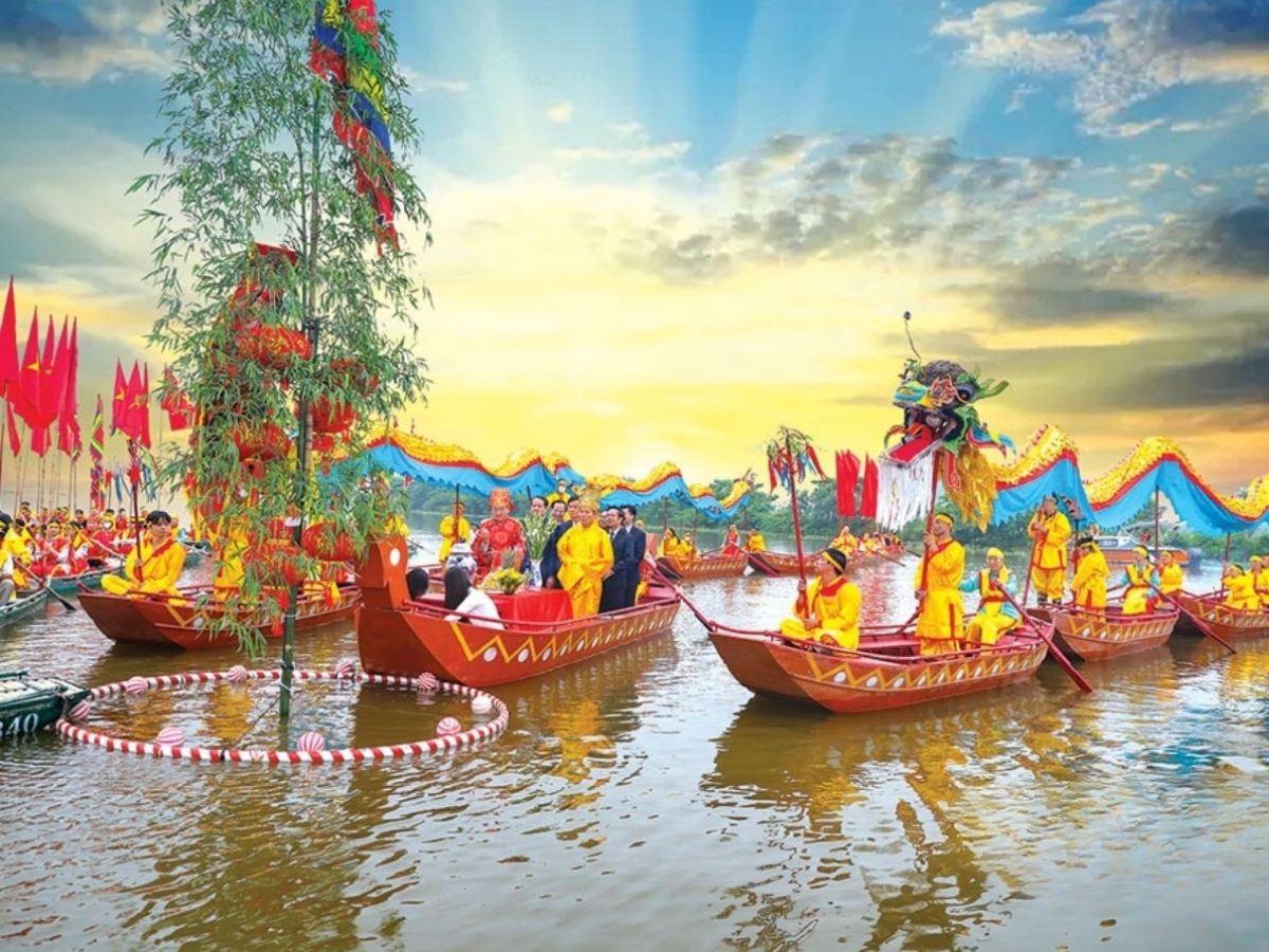 Lễ hội rước thuyền diễn ra nô nức trên sông với sắc màu rực rỡ.