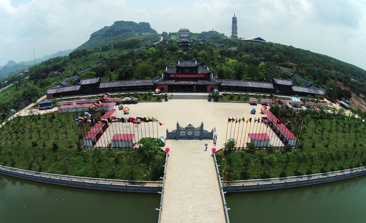 Cố đô Hoa Lư nằm tại thành phố Hoa Lư đan xen với các dãy núi đá vôi đặc trưng.