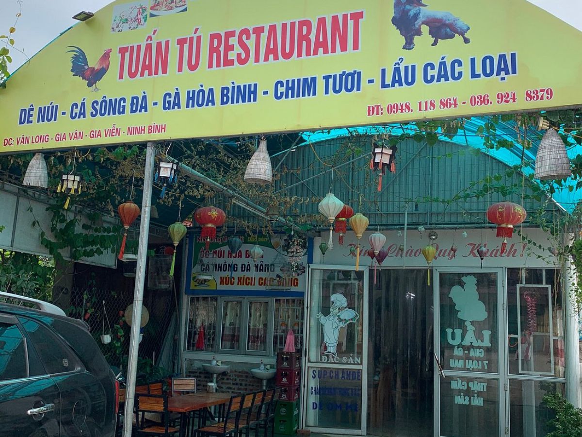 Không gian bên ngoài nhà hàng Tuấn Tú.