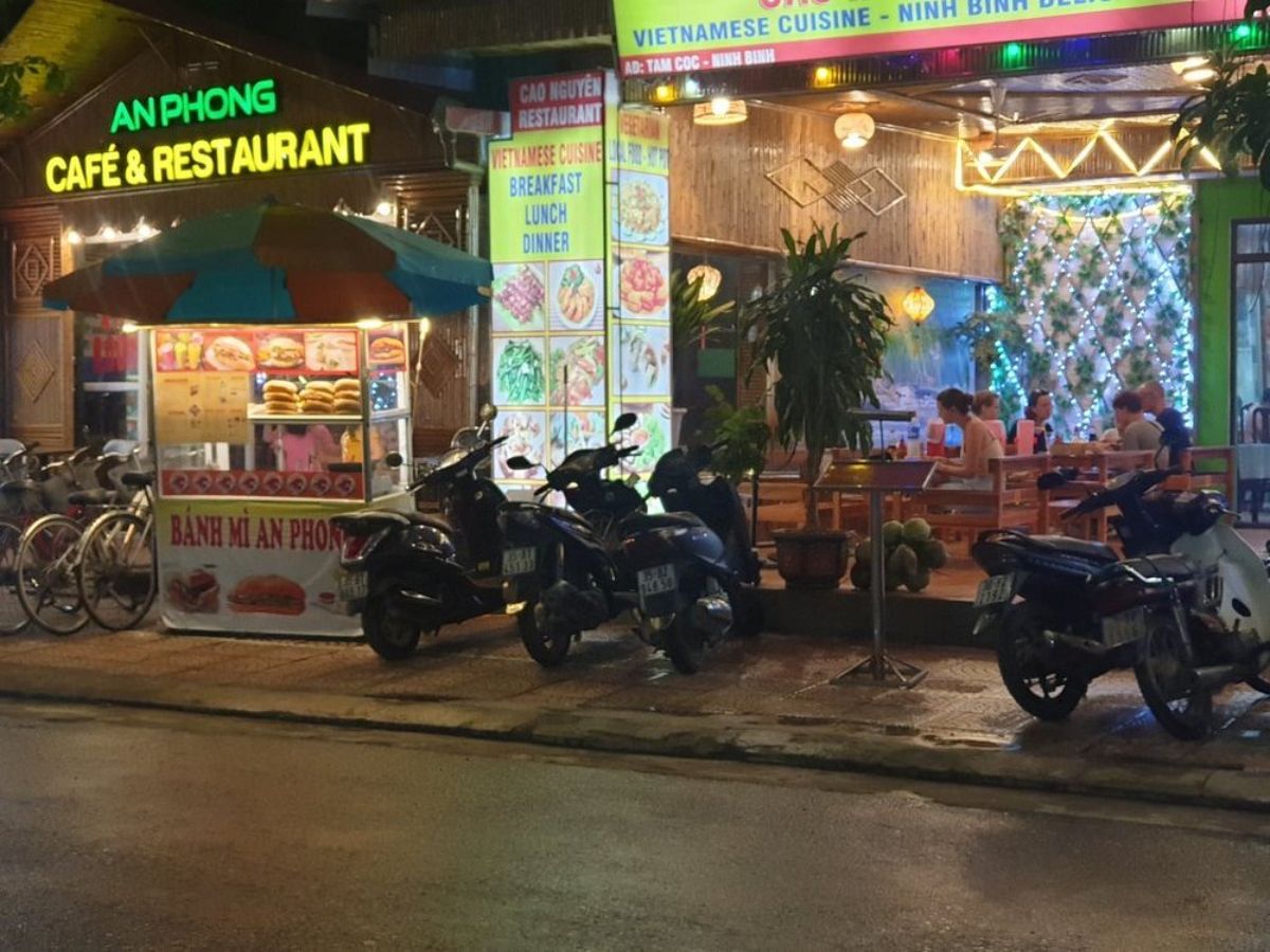 Không gian nhà hàng An Phong khi nhìn từ bên ngoài vào.