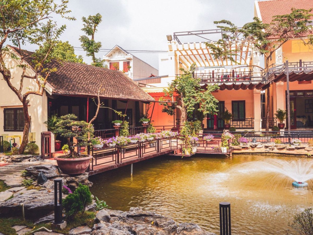 Nhà hàng Vũ Bảo Ninh Bình còn có không gian sân vườn thoáng mát, du khách được hòa mình với thiên nhiên, tận hưởng không khí và làn gió từ tự nhiên ngắm hồ thư giãn. 