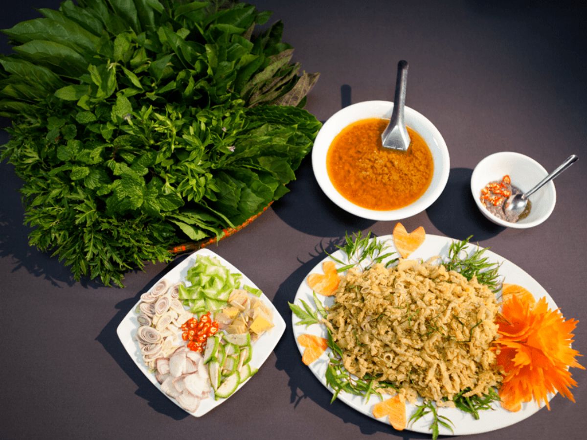 Món gỏi cá nhệch được xem là đặc sản nổi tiếng nhất tại nhà hàng Vũ Bảo và được rất nhiều thực khách order. 