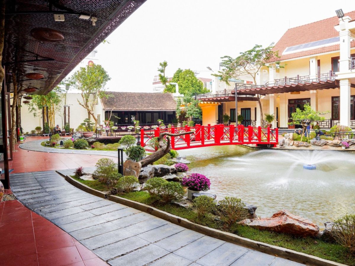 Không gian nhà hàng Vũ Bảo được xây dựng theo lối kiến trúc kết hợp hài hòa giữa phong cách hiện đại và cổ điển. 