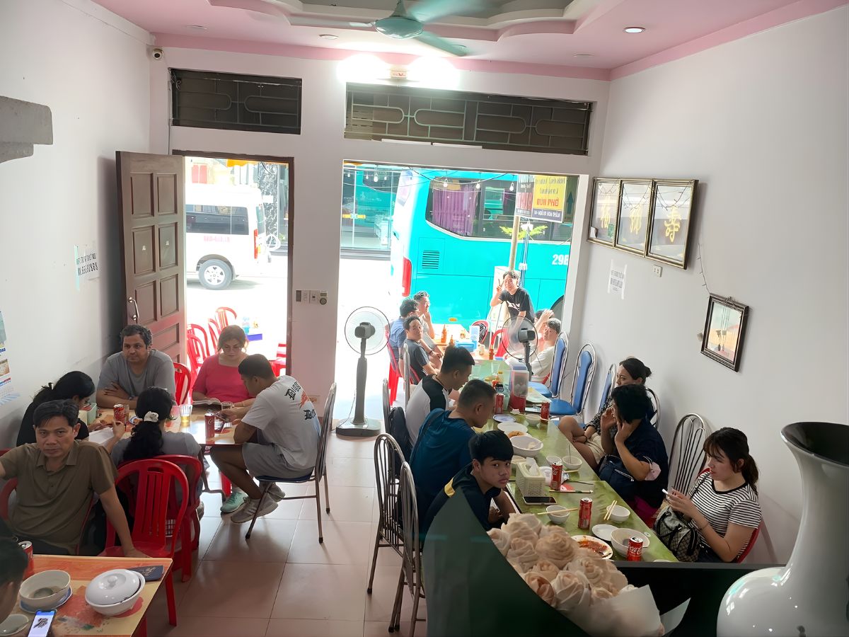 Không gian bên trong nhà hàng Trung Tuyết Ninh Bình