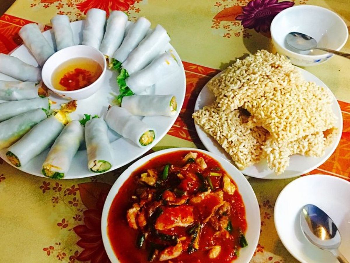 Cơm cháy là món ăn không thể thiếu khi ghé Nhà hàng Trung Tuyết Ninh Bình.