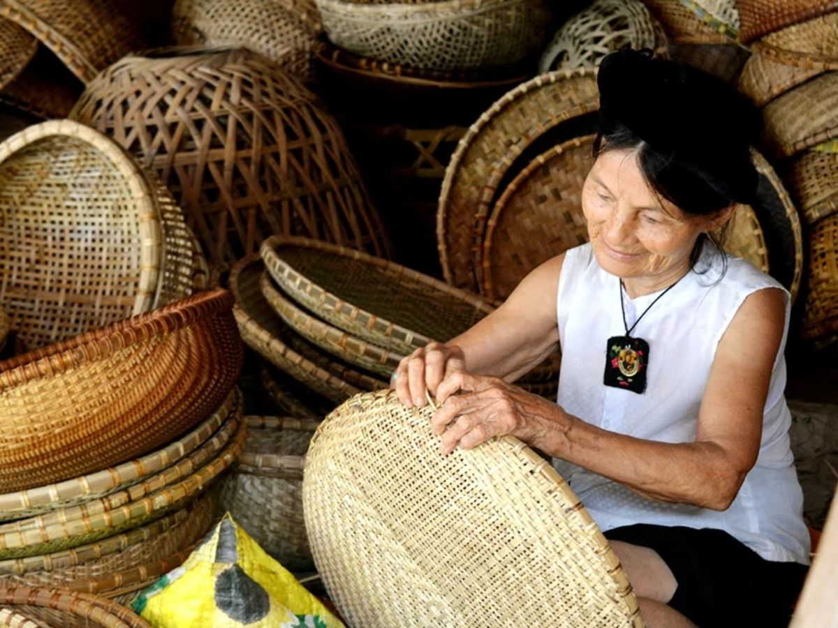 Nghề đan lát giúp người dân địa phương có thêm việc làm, tăng thu nhập trong lúc nông nhàn.