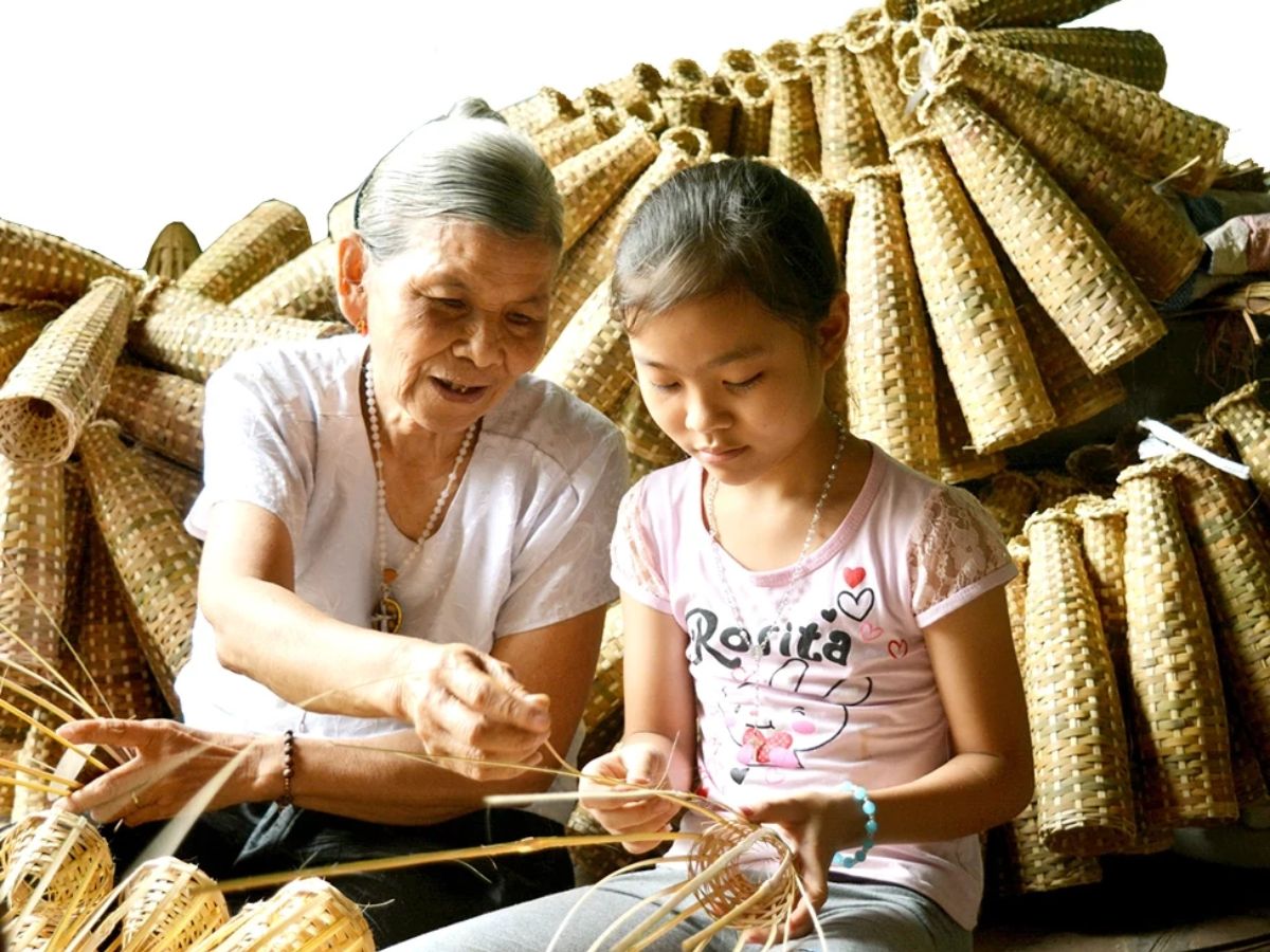 Truyền nghề để gìn giữ, phát huy nghề truyền thống luôn được người cao tuổi ở làng đan lát Gia Thuỷ quan tâm.