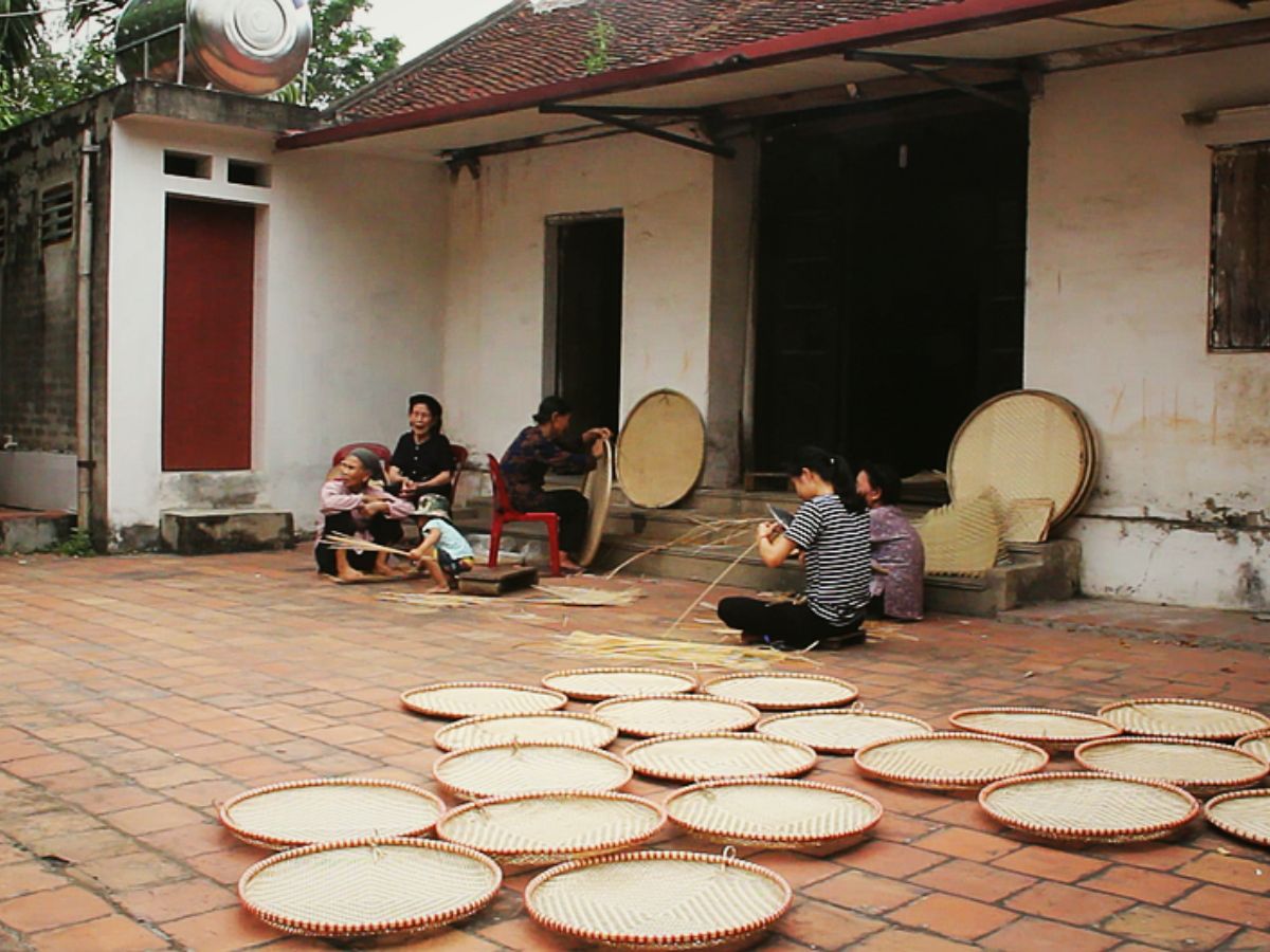 Không khí đan lát xôm tụ ở ngôi làng này.