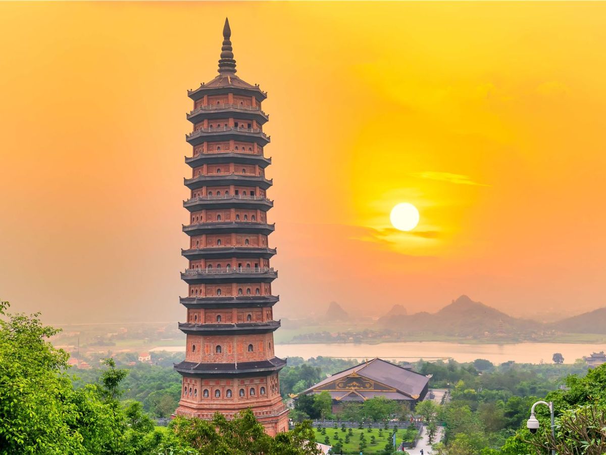 Bảo Tháp Chùa Bái Đính là một trong những bảo tháp cao nhất Việt Nam với 13 tầng, trưng bày xá lợi Phật từ Ấn Độ.