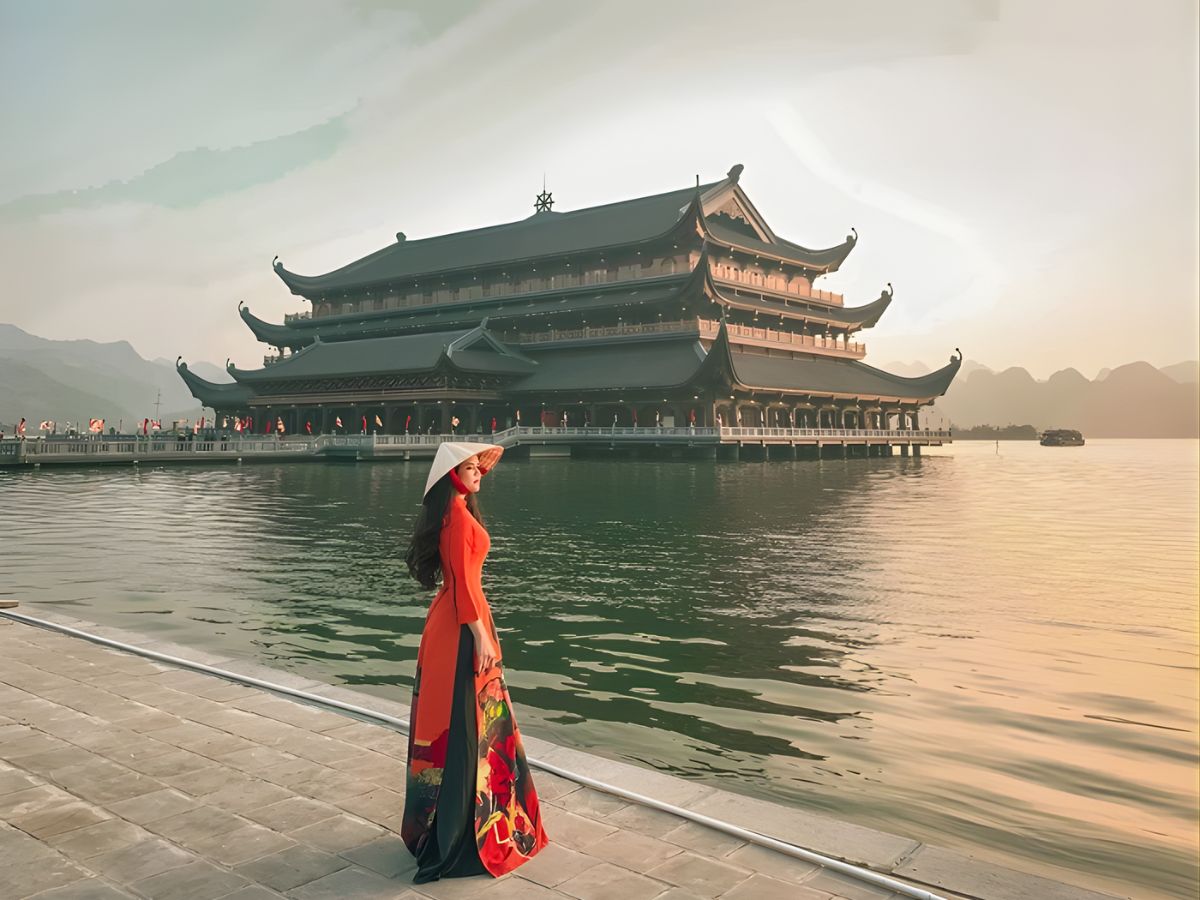Du khách check in với chùa Tam Chúc.
