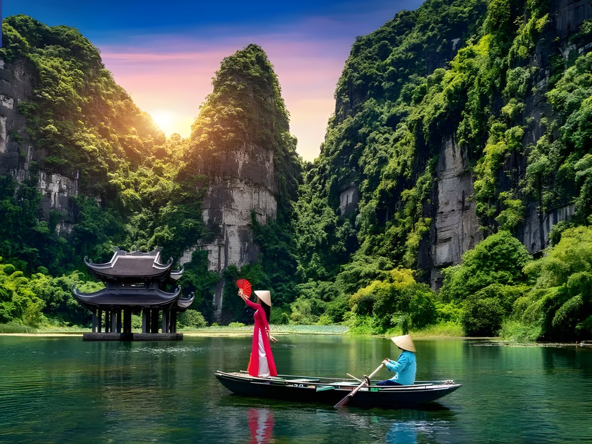 Du khách thực hiện bộ ảnh ấn tượng với áo dài tại Tràng An.
