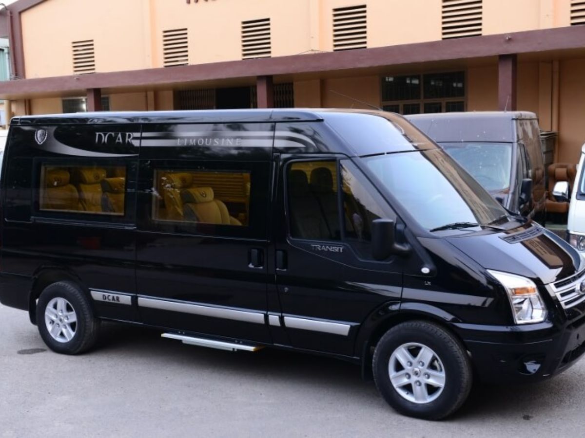 Limousine hiện đang là loại xe được du khách yêu thích khi di chuyển xa bởi tính tiện lợi mà nó mang lại.