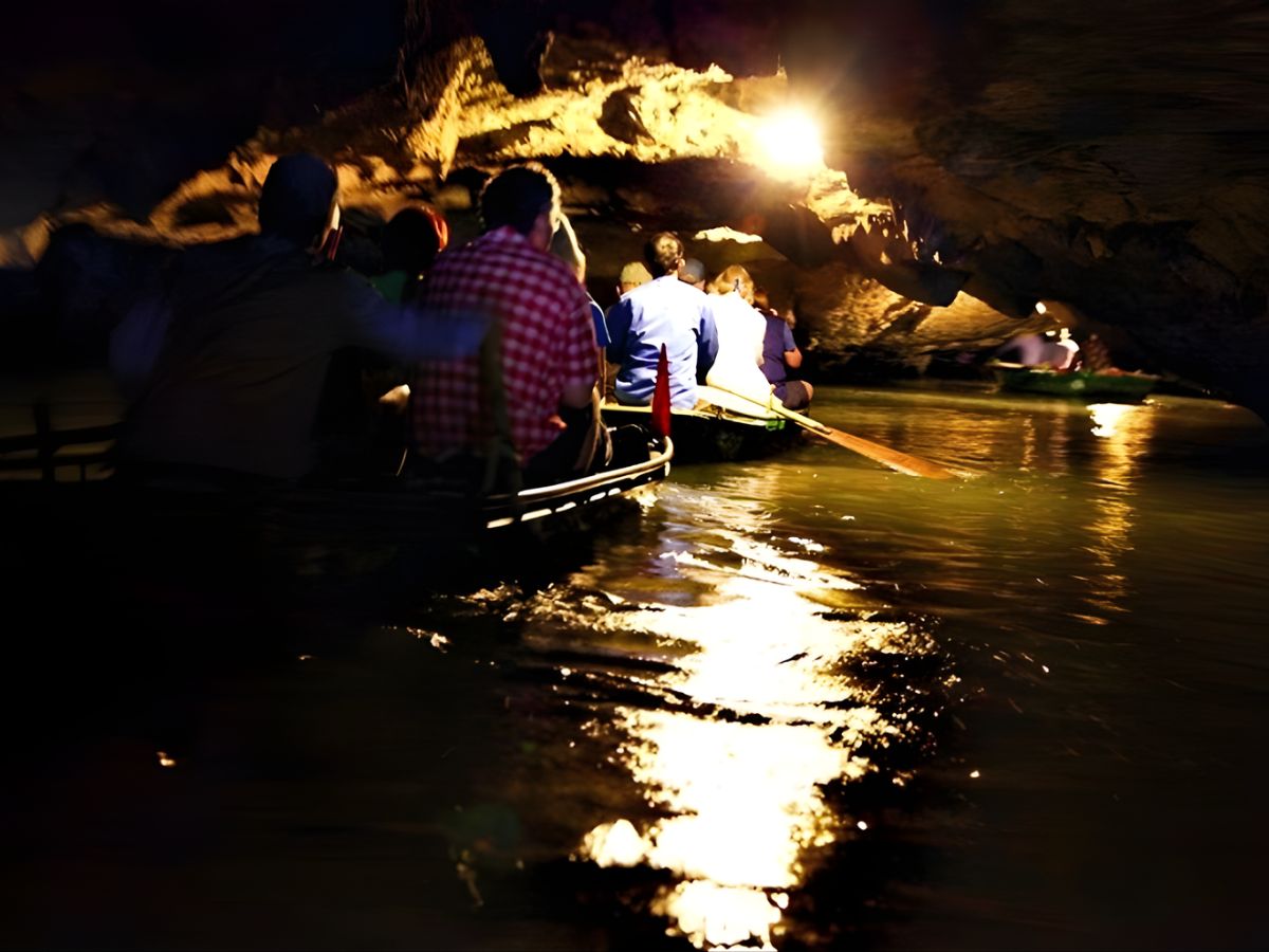 Du khách ngồi thuyền khám phá hàng Ba Giọt Tràng An.