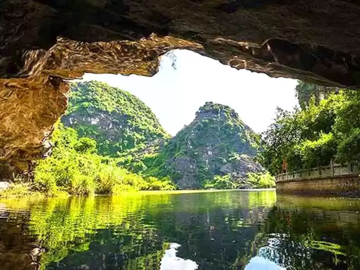 Hang Sáng mang vẻ đẹp thơ mộng, trong trẻo đúng như tên gọi của nó.
