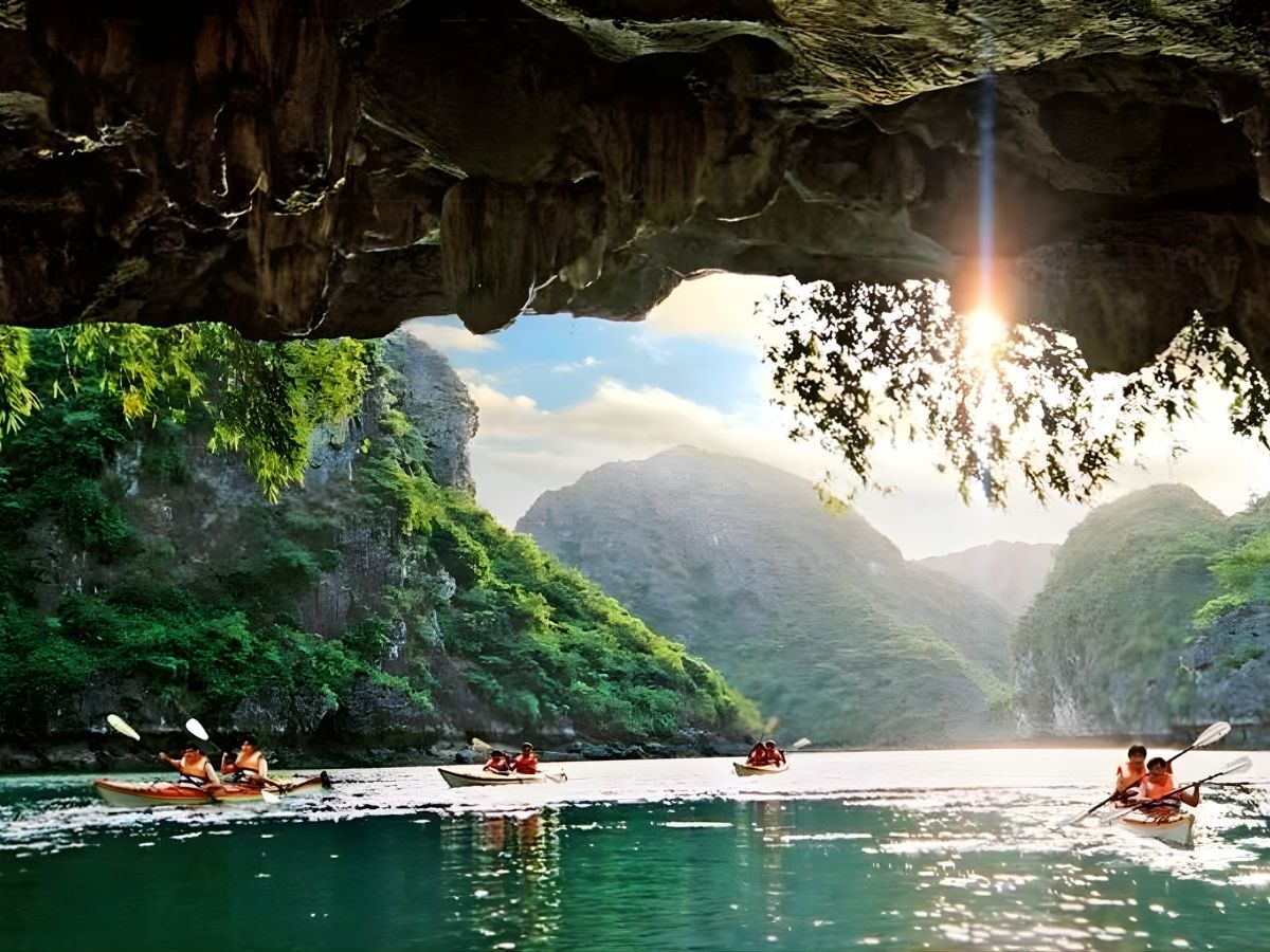 Hang Sáng rộng rãi, tràn ngập ánh sáng tự nhiên, tạo nên một không gian thoáng đãng, dịu mát.