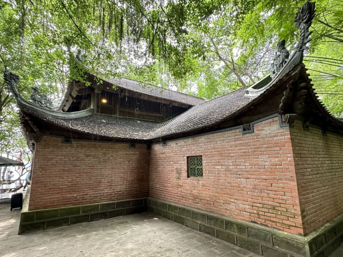 Ngôi đền được dựng chủ yếu bằng gỗ tứ thiết với mái ngói cong mềm mại, đầu đao vươn cao hình rồng.