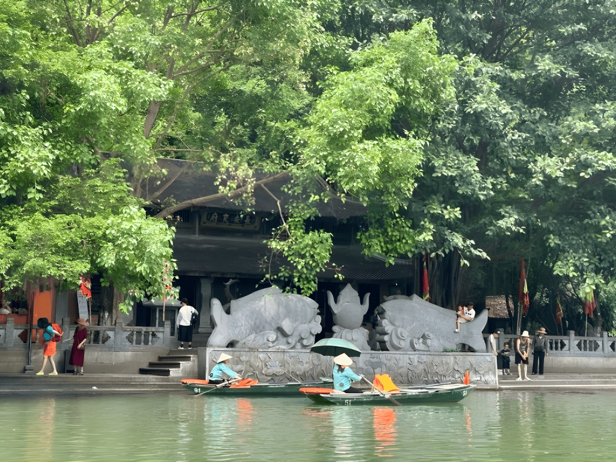 Bao quanh ngôi đền là núi đá vôi hùng vĩ và hồ nước trong xanh, tạo nên khung cảnh mát mẻ, yên bình.