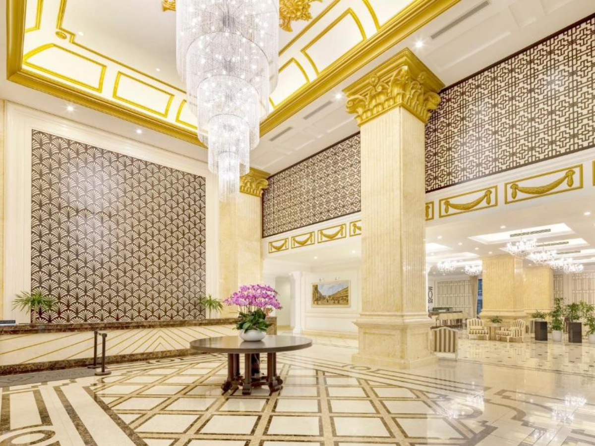 Sảnh được thiết kế với trần nhà trang trí đèn chùm pha lê lộng lẫy.