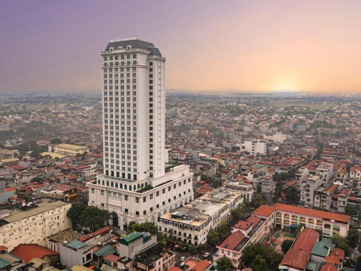 Meliá Vinpearl Phu Ly cao 27 tầng nổi bật.