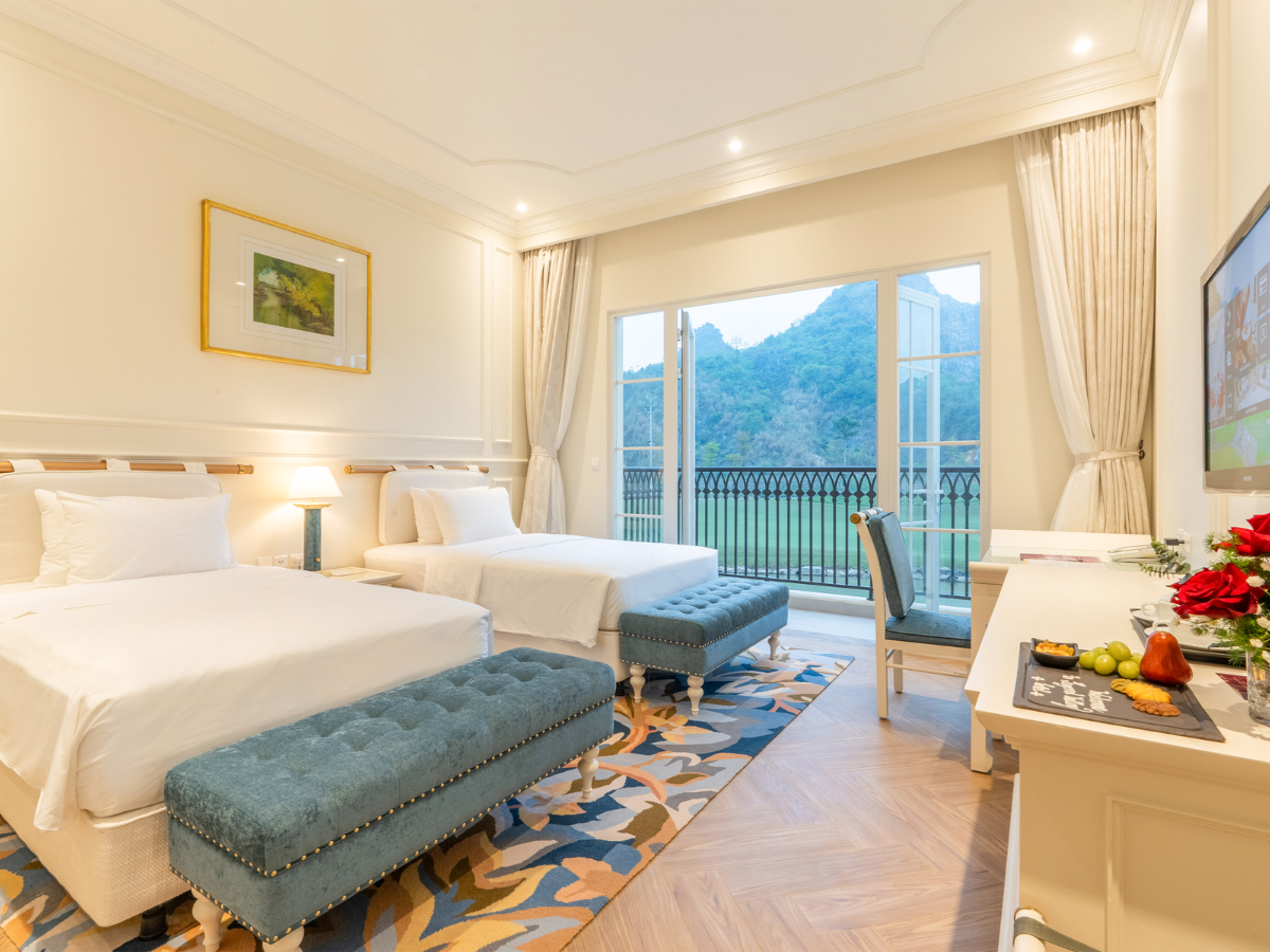 Thiết kế cửa sổ lớn mở ra tầm nhìn vô cực hướng về phía thung lũng xanh.