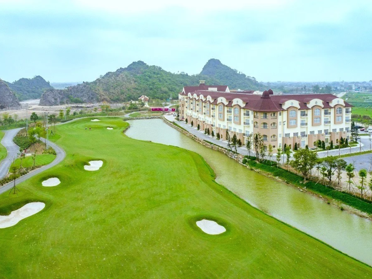 Không gian bao quanh khách sạn là hệ thống sân golf 18 hố tiêu chuẩn quốc tế.