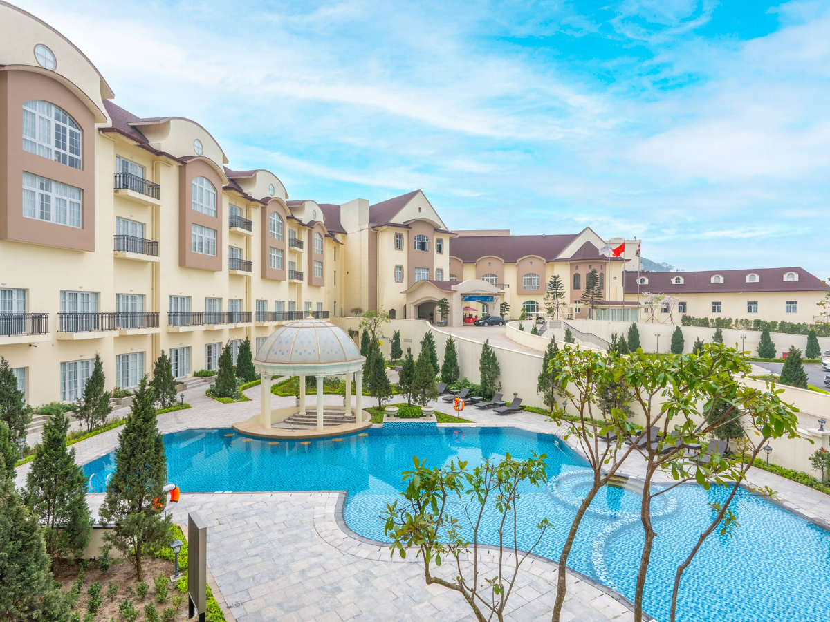 Hồ bơi sở hữu làn nước xanh trong vắt.