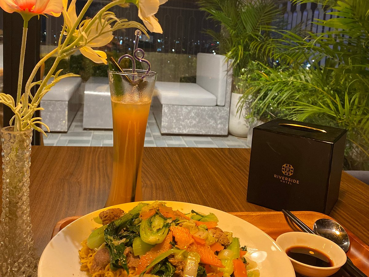 Ẩm thực đa dạng tại Riverside Hotel Ha Nam. 