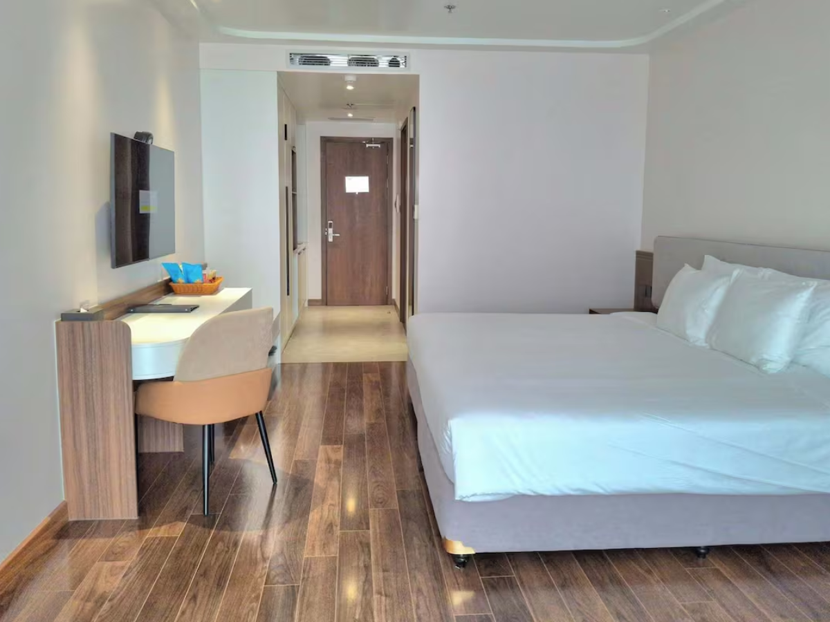 Phòng được trang bị bàn làm việc tiện nghi.