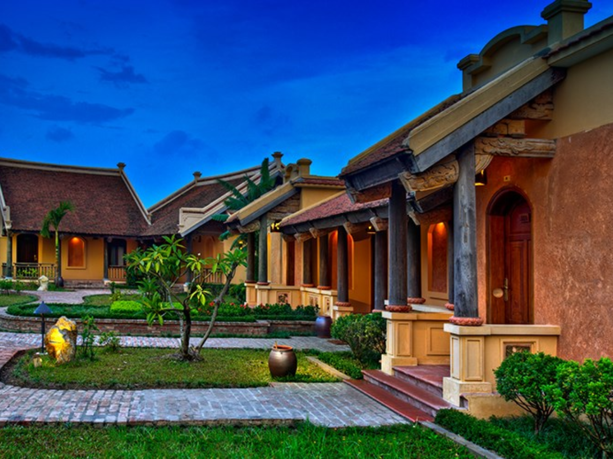 Resort sử dụng các vật liệu tự nhiên như gỗ lim, mái ngói âm dương, gạch nung và đá hộc để xây dựng, tạo nên một tổng thể vô cùng hài hòa và mộc mạc. (Nguồn: Sưu tầm)&nbsp;