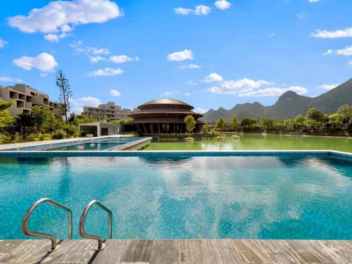 &nbsp;Khu vực hồ bơi khoáng nóng ngoài trời rộng hơn 1.000 m² là điểm nhấn không thể bỏ qua. (Nguồn: Sưu tầm)