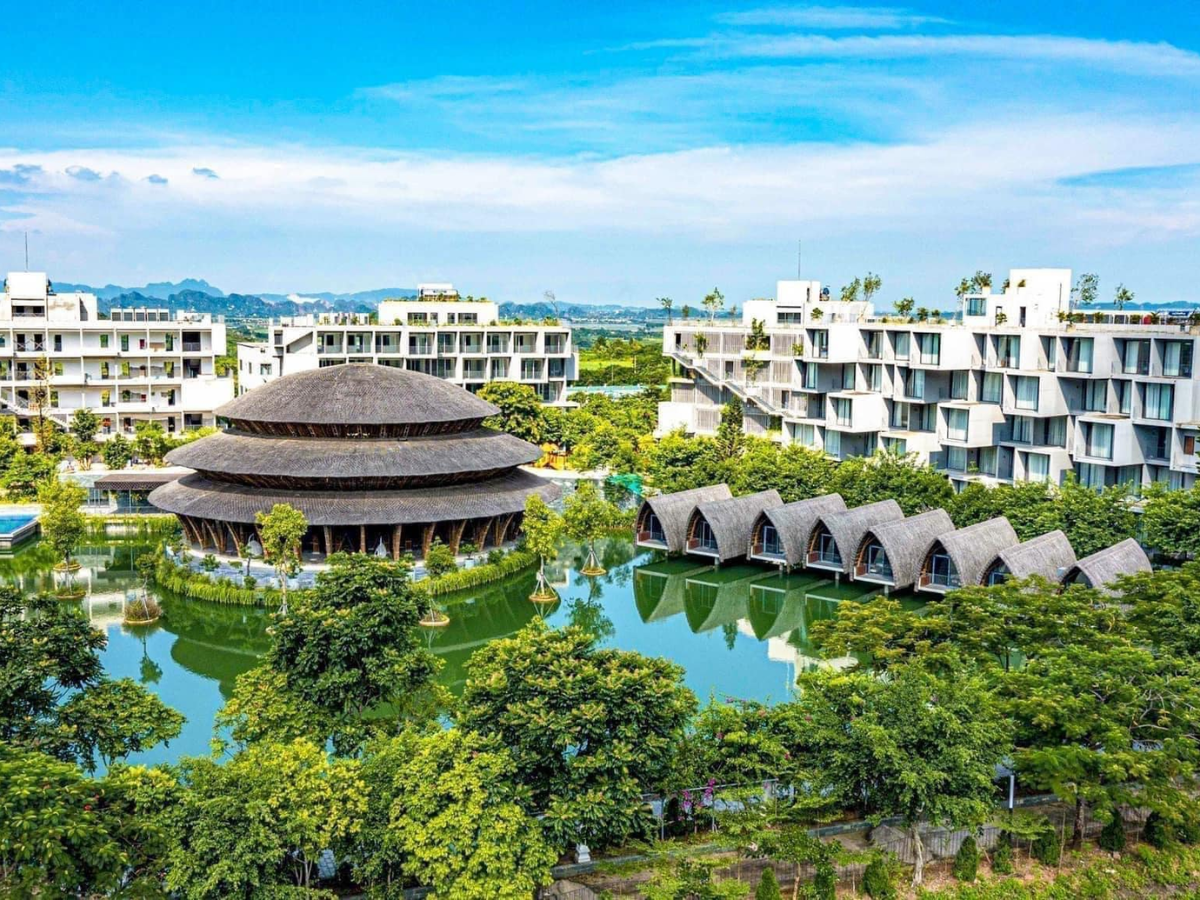 Khu nghỉ dưỡng được quy hoạch bài bản với mật độ cây xanh và mặt nước dày đặc. (Nguồn: Sưu tầm)&nbsp;