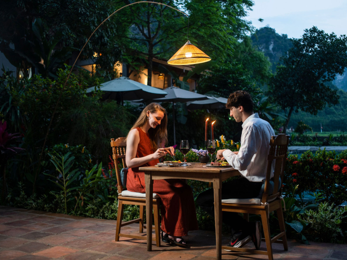 Du khách thưởng thức bữa tối lãng mạn tại resort. (Nguồn: Sưu tầm)