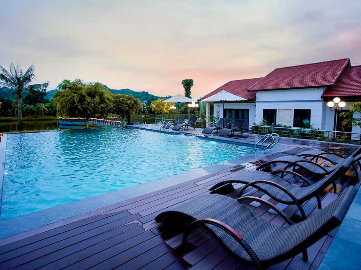 Hồ bơi ngoài trời tại resort được thiết kế theo phong cách tràn viền kịch trần với diện tích mặt nước rộng lớn. (Nguồn: Sưu tầm)
