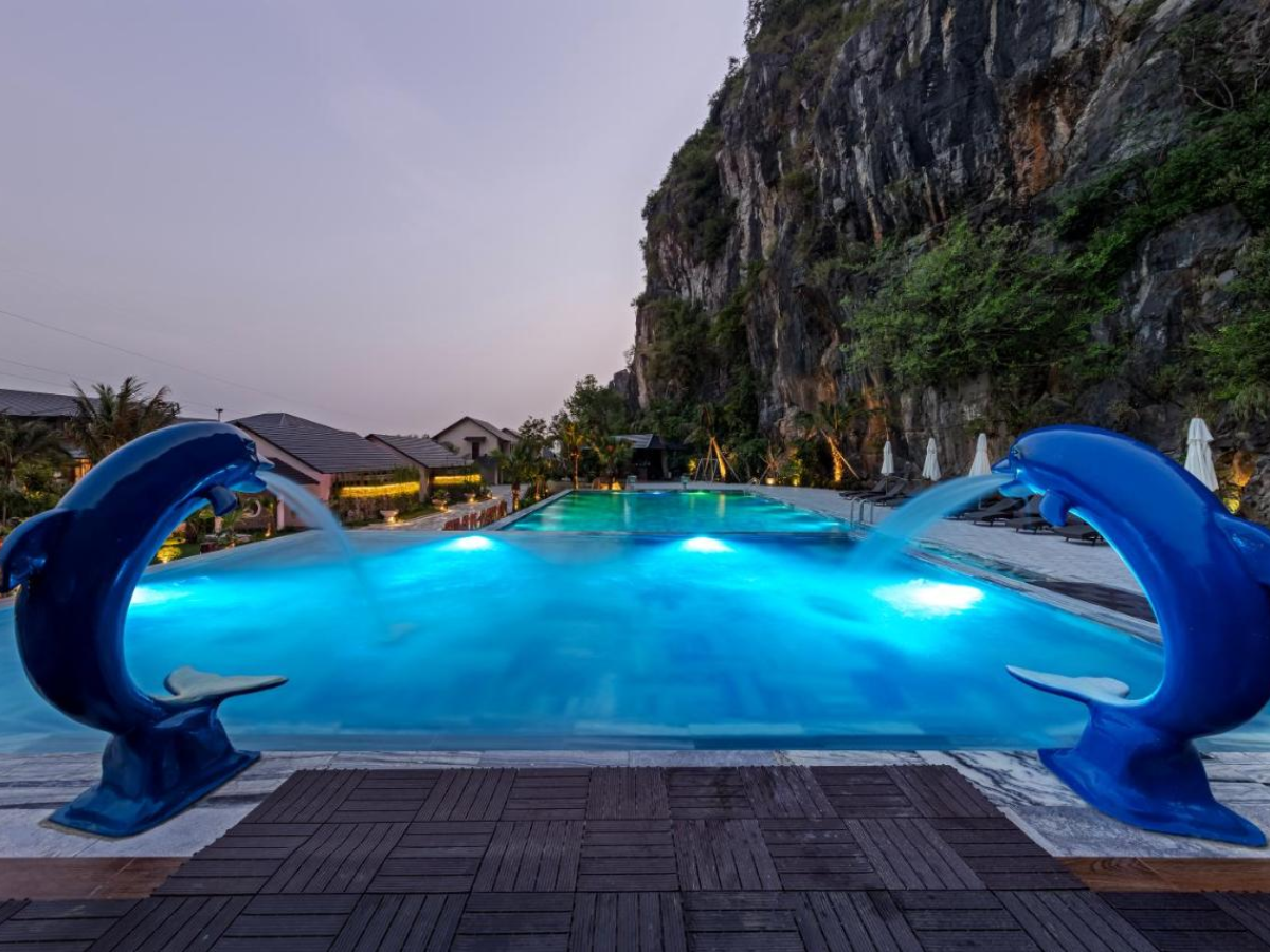Khu vực bể bơi được thiết kế với tầm nhìn panorama hướng thẳng ra hồ nước xanh và những dãy núi đá vôi kỳ vĩ. (Nguồn: Sưu tầm)