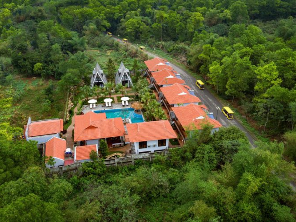 Toàn cảnh resort được bao phủ bởi thảm rừng xanh mướt.
