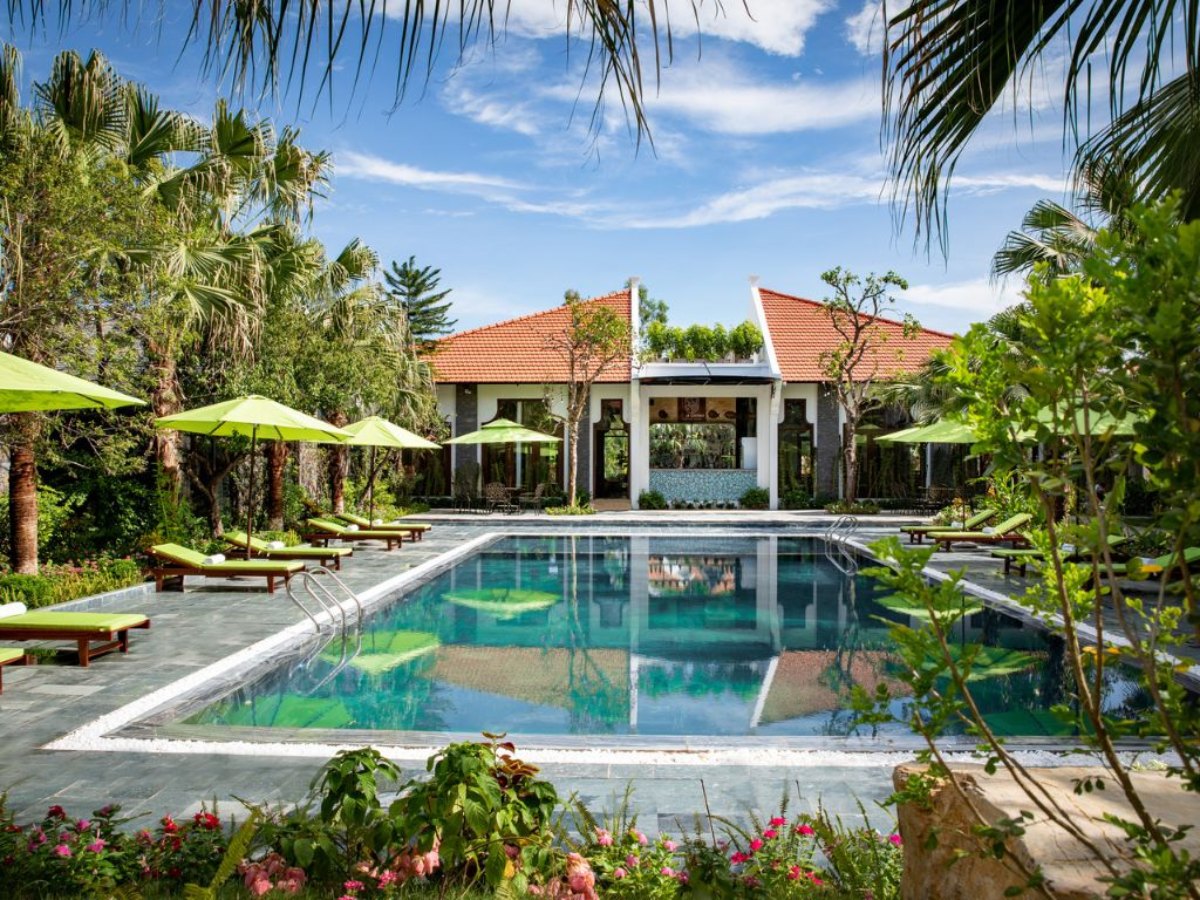 Hồ bơi tại resort được thiết kế ngoài trời với không gian rộng rãi. (Nguồn: Sưu tầm)