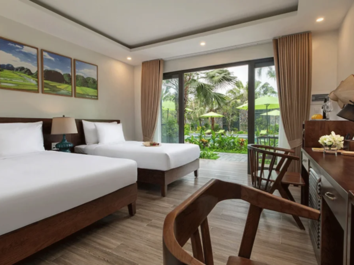 Phòng ngủ 2 giường với thiết kế hướng thẳng ra view hồ bơi thoáng mát. (Nguồn: Sưu tầm)