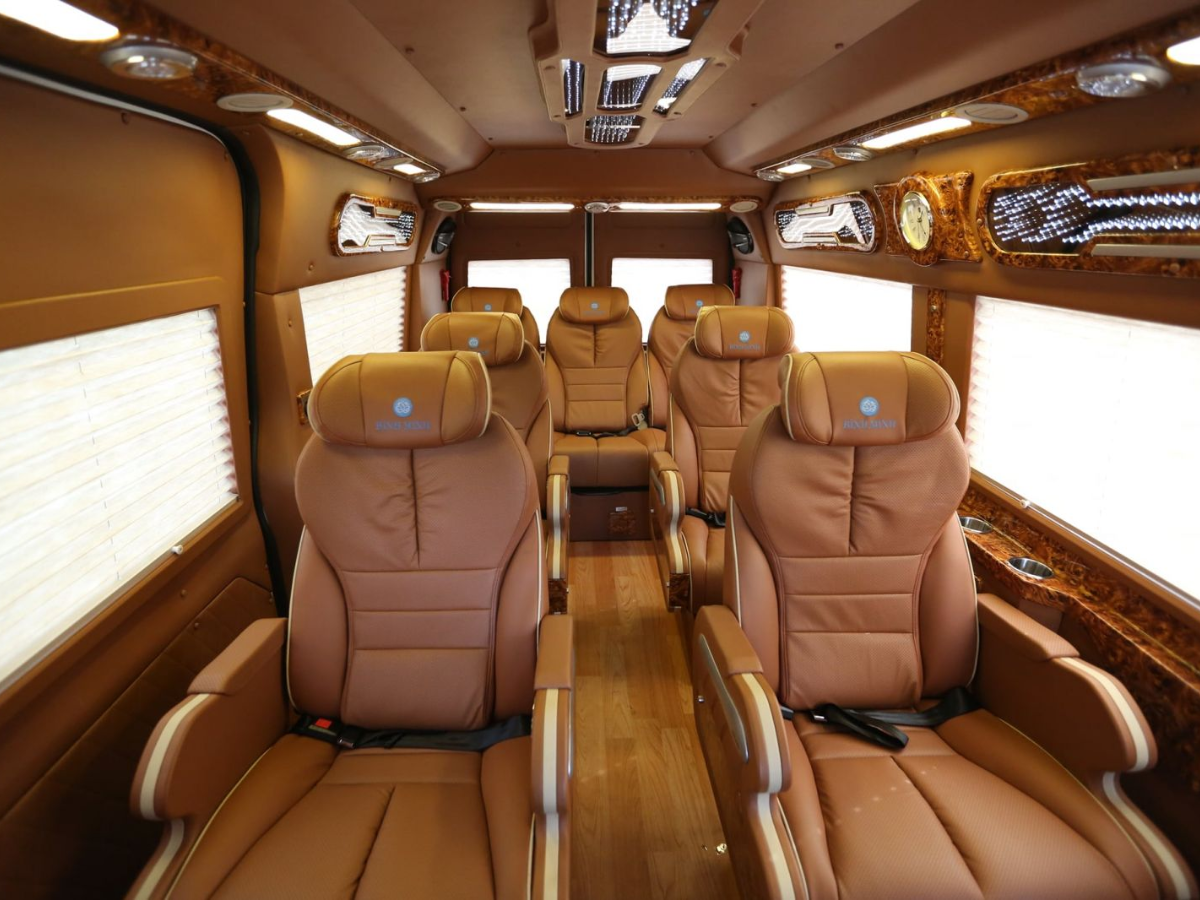 Thời gian di chuyển trung bình dao động từ 1.5–2 giờ thông qua các phương tiện phổ biến như xe limousine hoặc ô tô cá nhân. (Nguồn: Sưu tầm)