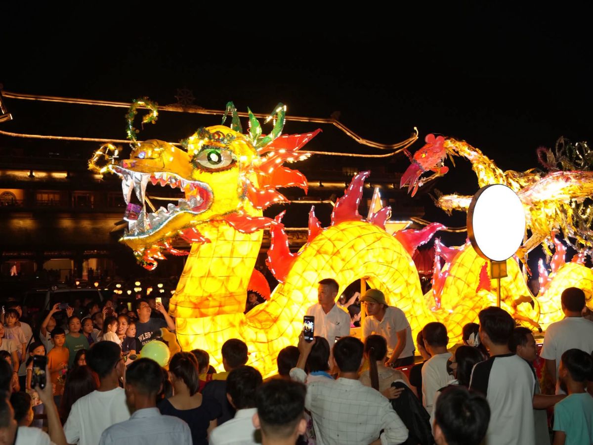 Sắc đèn Trung thu nổi bật giữa không gian Tam Chúc, thu hút đông đảo du khách đến tham quan và trải nghiệm. (Nguồn: Sưu tầm)