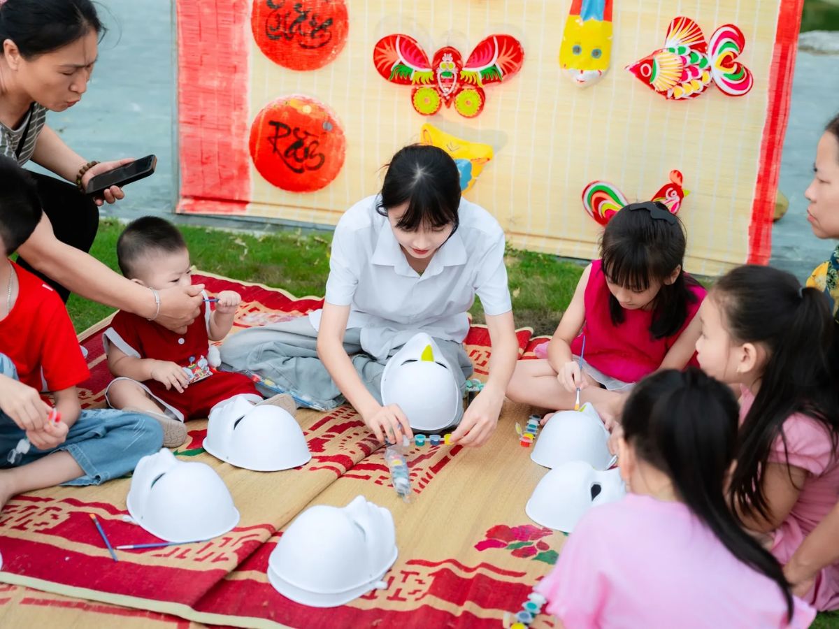 Các em nhỏ hào hứng tự tay trang trí đồ chơi và tận hưởng không khí Trung thu tại Thung Nham. (Nguồn: Sưu tầm)
