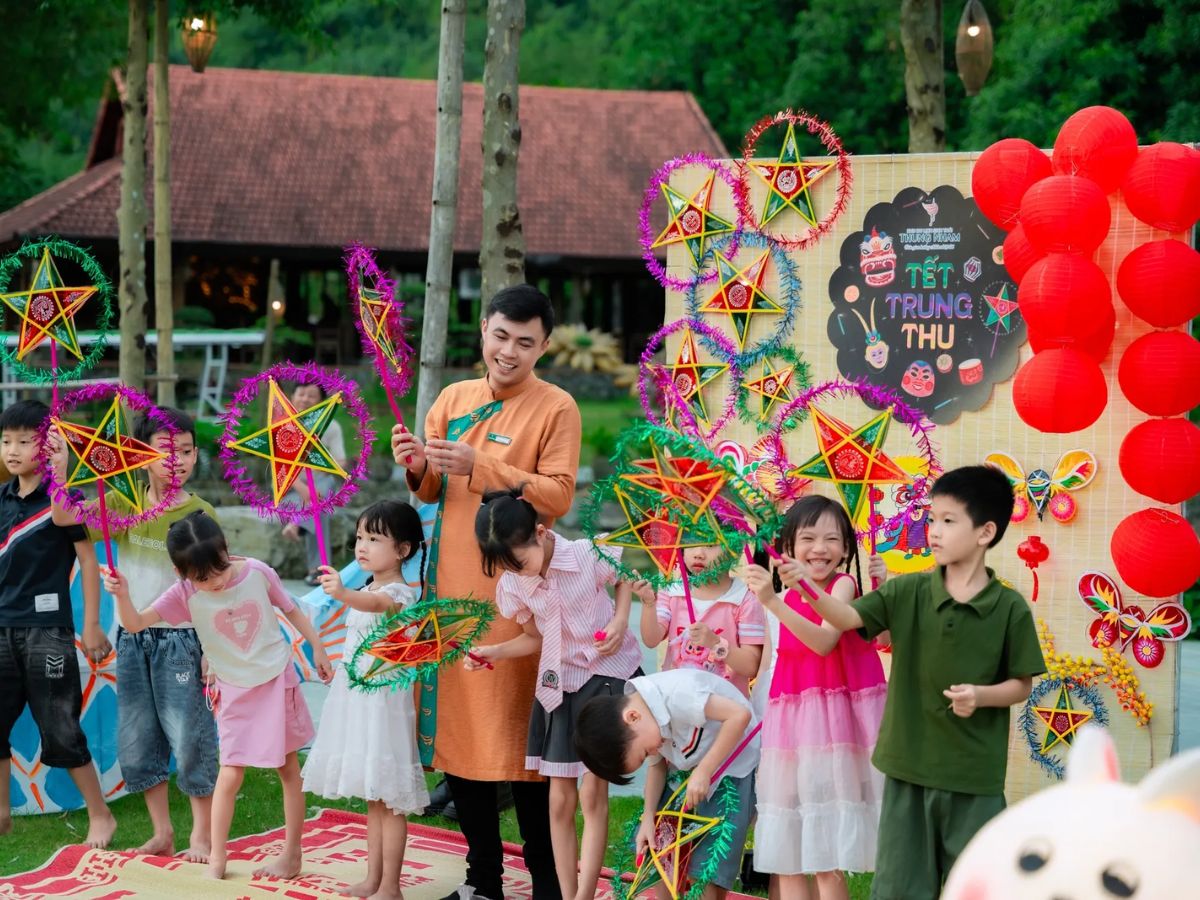 Sắc màu rực rỡ của đèn ông sao và đèn lồng tạo nên không gian Trung thu đầy náo nhiệt tại Ninh Bình. (Nguồn: Sưu tầm)